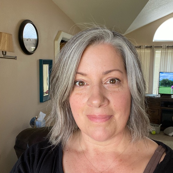 Hi 👋 I’m Tanja! I love Reselling great finds to add to your closet and home 😊 - Picture 8 of 16